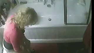 Boneca na vídeo pornô das coroas peruca de formação em falso pênis