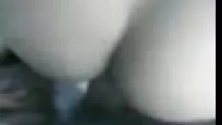 Cabra esbelta geme de uma máquina de vídeo pornô as coroas sexo no crepúsculo