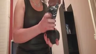 A vídeo pornô de mulher madura rata bem humedecida chuvikha é empalada numa pila de borracha