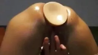 Jovem vídeo pornô de coroas morenas diligentemente acaricia o Pau Grande do namorado