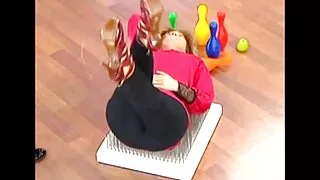 A menina se alegra vídeo pornô as coroas com o pau de uma pimenta estranha chupando-o