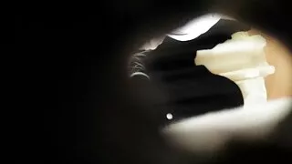 Em uma cama branca como a neve, uma jovem esfregou o vídeo pornô só as coroas gostosas pênis de um amigo