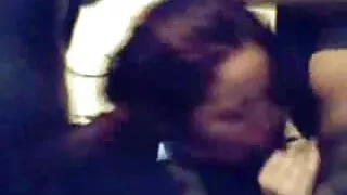 Morena de espartilho vídeo de pornô das coroas com Mamas grandes masturba-se com um homem