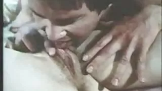Boink vídeo pornô de mulher madura a bunda com camisinha no sofá