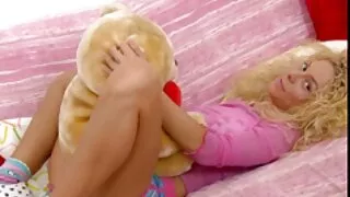 Ele colocou a empregada Estilo cachorrinho na cozinha e vídeo pornô caseiro das coroas começou a foder tudo