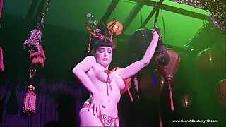 Slender trashy fodido na buceta com um vídeos pornô coroas gostosas cara em um boné de beisebol