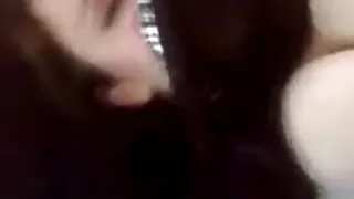 No vídeo pornô de velha gostosa sofá, um vilão entra em uma buceta sob pressão