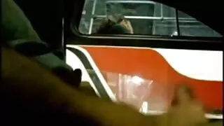 O homem aperta habilmente as nádegas vídeo pornô com mulheres coroas curvas das namoradas se