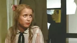 Após o treinamento empurrado na fábrica de chocolate vídeo pornô das coroas da menina