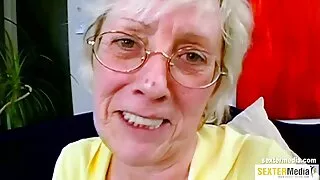 Sorrindo e peituda pornor coroas mãe chupa o pau de um cara
