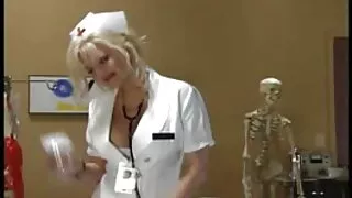 Branco Cabelos pintinho lambeu vídeo pornô com as coroas borracha galo