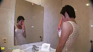 Nua em várias poses, ela se rende ao videos caseiros coroas namorado