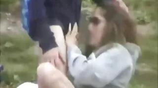 Um cara puxa uma garota jovem em um pau forte vídeo pornô as coroas brasileiras