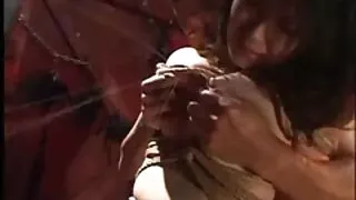Garota de malha preta engole um grande sexo caseiros com coroas final