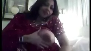 Duas melhores amigas fodem juntas no sofá vídeos pornos com coroas