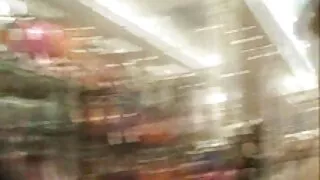 Ligado à cama duas raparigas chupam ver vídeo pornô com coroas pilas