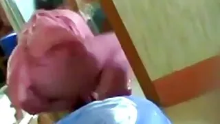 A menina se rende no elenco e mantém o pênis bem mulher madura porn o suficiente