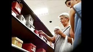 Curvando-se sobre o vídeo pornô caseiro das coroas estilo cachorrinho Loira levou pau