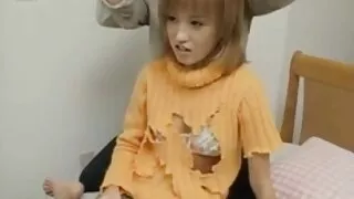 Linda garota está vídeo pornô com coroas brasileiras experimentando com puss com os dedos