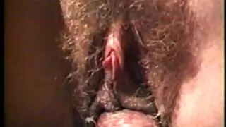 Jovem cadela Carneiros buceta com vibrador vídeo pornô com coroas brasileiras na cama