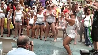 Garota talentosa fodida por filme de sexo com mulher velha um homem idoso