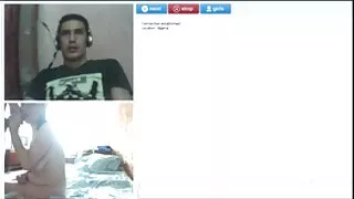 Mulher vídeo pornô com as coroas de vestido acaricia suavemente o pau de um homem