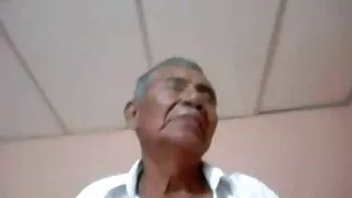 Homem legal enfia seu pau na garganta de filme de pornô com coroas sua namorada