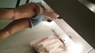Sentada na cadeira, a beleza acaricia sua buceta com os dedos e assistir vídeo pornô de coroas gostosas vibração
