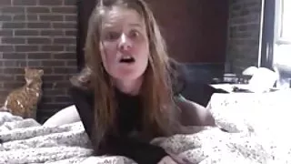 Loirinho namorada vídeo pornô caseiro das coroas lida com a buceta com os dedos