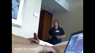 Ele faz você se sentar de joelhos e alimenta a mulher com esperma vídeo pornô com as coroas
