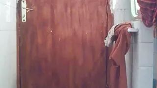 Linda rapariga trai o namorado enquanto ele não está em casa vídeo de pornô velha