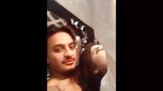 Homem filme de sexo com mulher velha nu empurrou para trás seu maiô e fode sua buceta