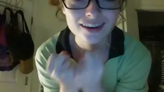 Um cara com um personagem lascivo filma vídeo pornô de coroas peitudas sexo com um amigo