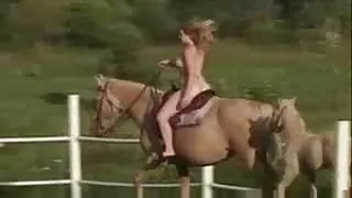 Ele segura as orelhas e fode vídeo pornô só as coroas a garganta de uma garota ágil