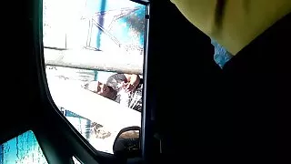 Brincalhão sensual acaricia o pau do namorado em casa vídeo pornô de coroas de 60 anos
