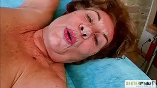 Ingênua gracinha vídeos pornô de coroas brasileiras concordou em dar um boquete na frente da câmera